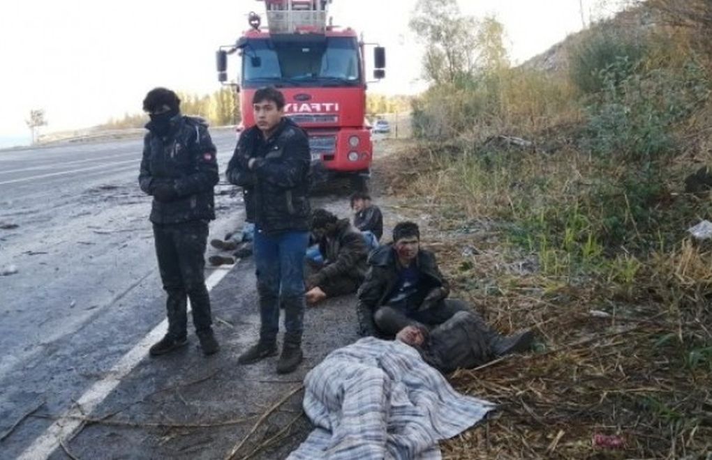 Midibus overturns in Van, claiming the lives of 2 refugees