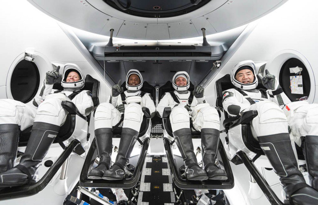 NASA, SpaceX roketini dört astronotla fırlattı