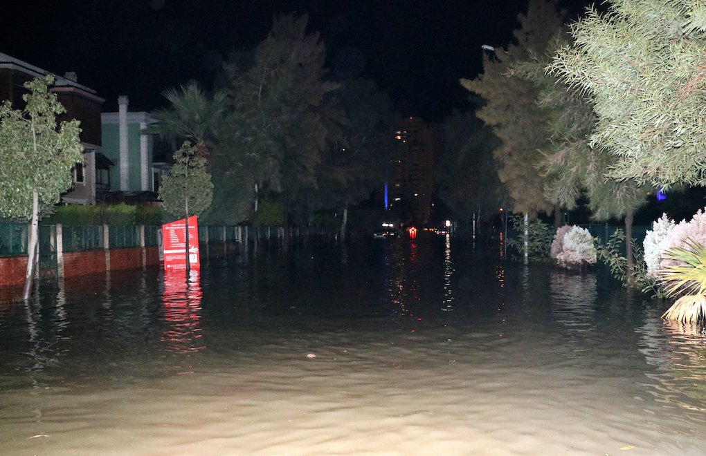 Heavy rainfall in İzmir: Sea overflows its banks