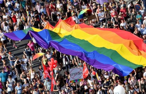 Macaristan eşcinsel çiftlerin evlat edinebilmesini yasakladı