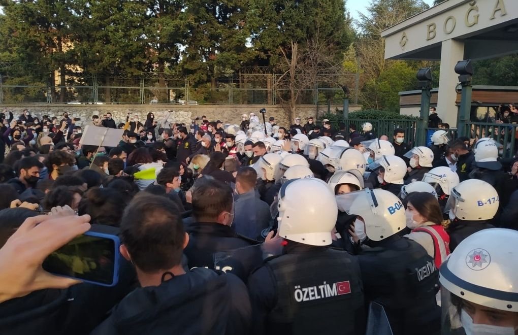 Police attack students with pepper gas at Boğaziçi University