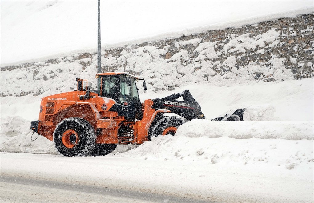 Hakkari'de kar ve tipi: 66 köy ve 147 mezra yolu kapalı