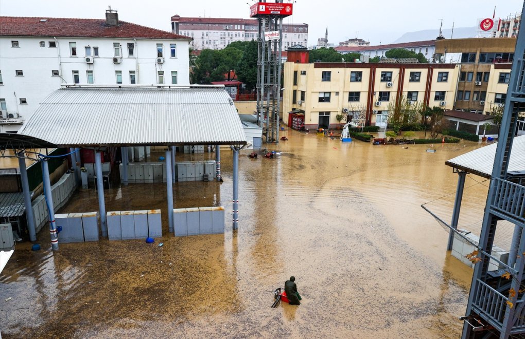 Floods hit İzmir as people told to stay at home