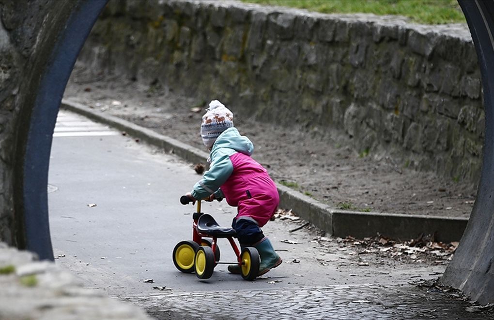 İngiltere'de uzmanlar, hükümeti çocukları aşılamaya çağırıyor