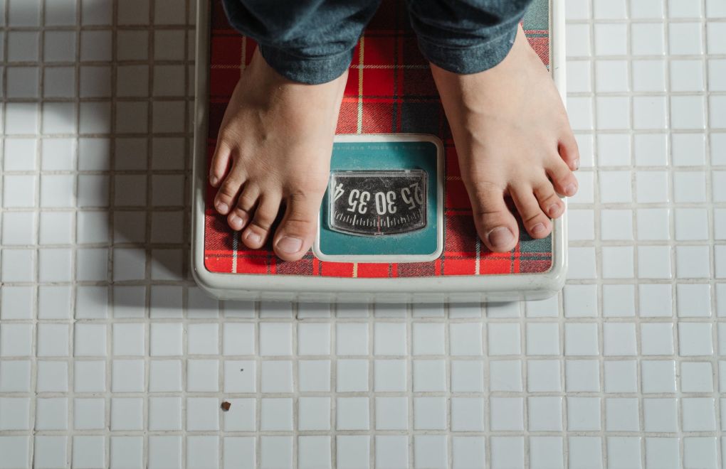 Aşırı kilolu iki çocuk ebeveynlerinin bakımından uzaklaştırıldı