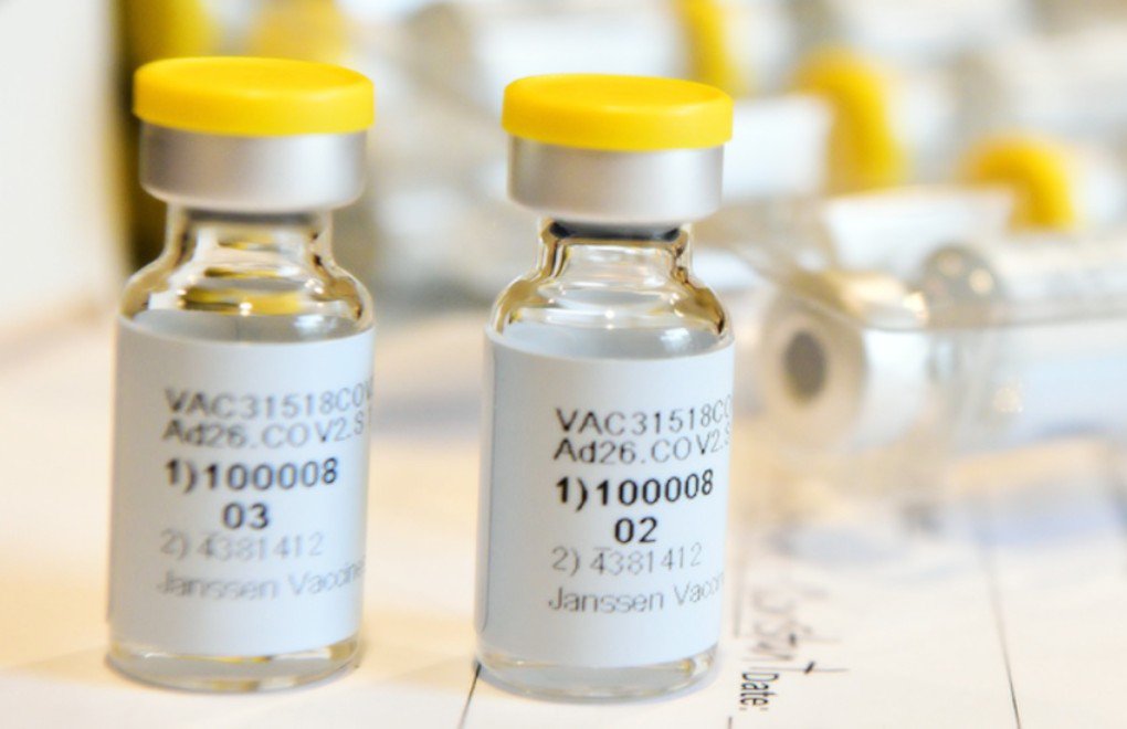Koronavirüs: Bir aşı onaylandı, diğeri durduruldu