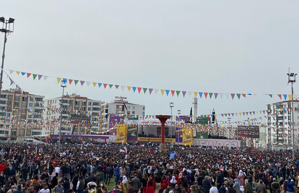 Diyarbakır'da Newroz ateşi yakıldı
