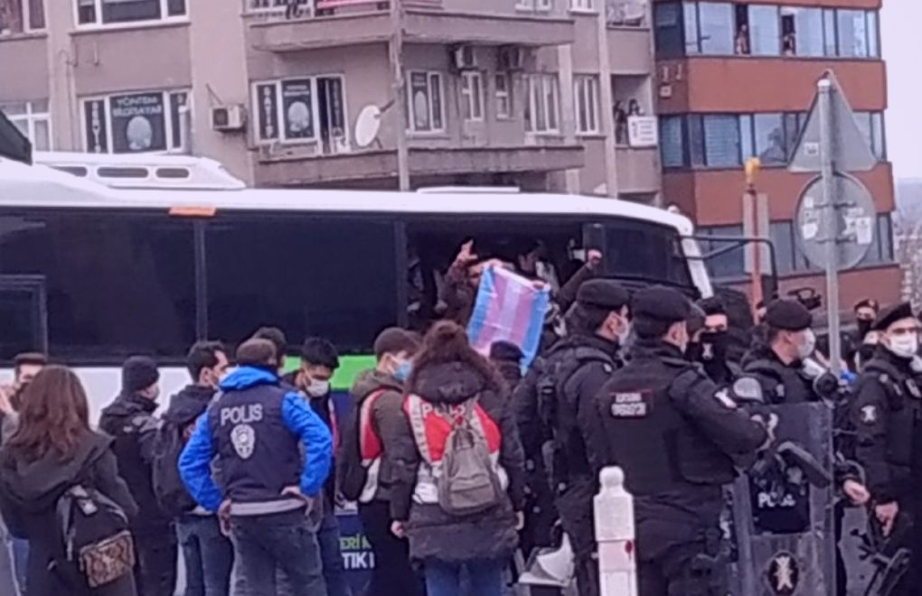 Police detain students who came to courthouse in support of detained friends