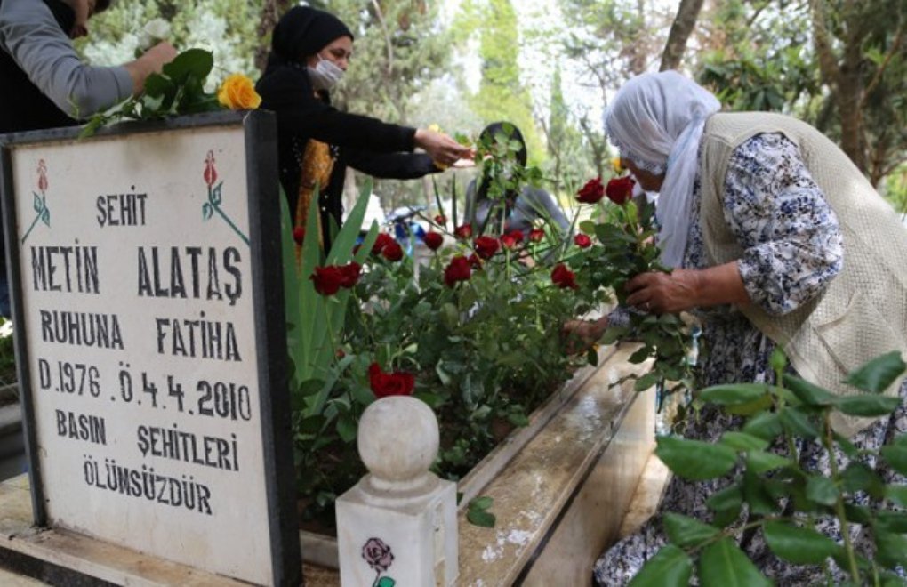 Gazete dağıtırken öldürülen Metin Alataş mezarı başında anıldı