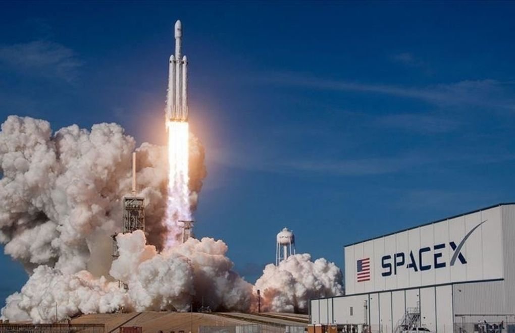 SpaceX 4 astronotu taşıyan Crew Dragon mekiğini uzaya fırlattı