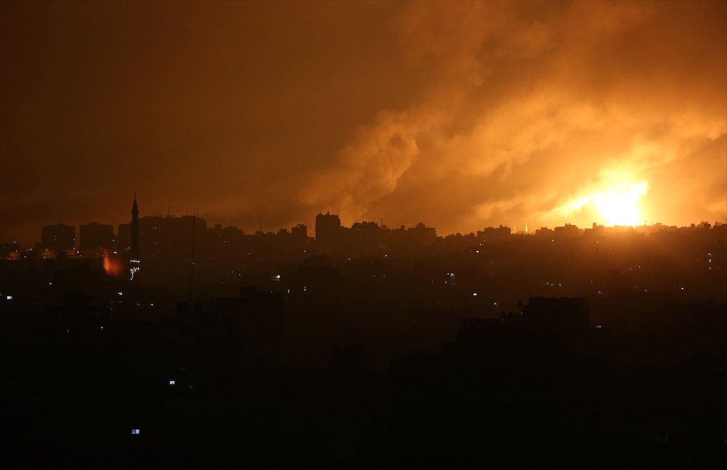 İsrail, Gazze Şeridi'ni kara, hava ve denizden bombaladı