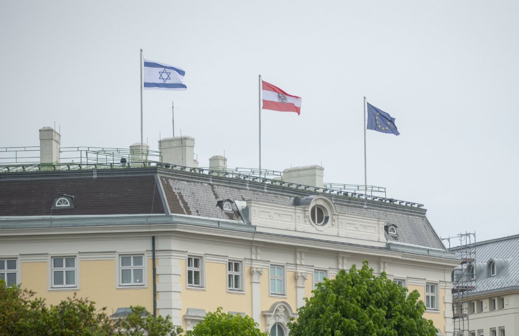 Avusturya Başbakanlık binasına İsrail bayrağı çekti