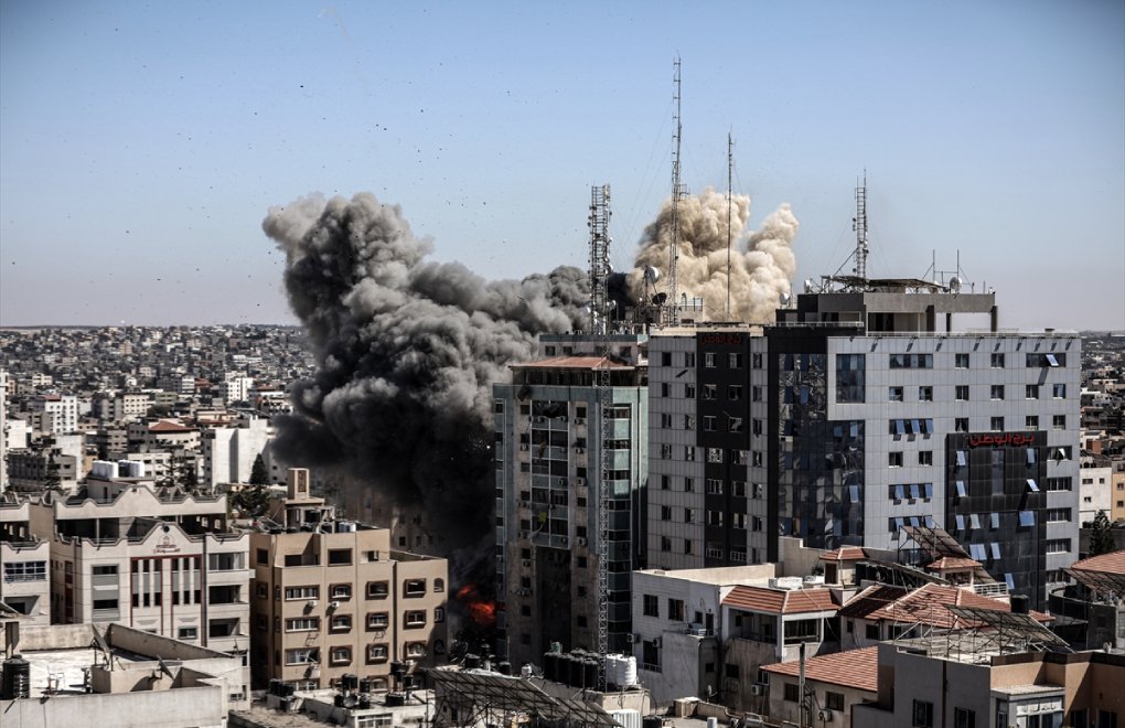İsrail'in saldırısı öncesi gazetecilerin ofislerini boşalttığı görüntüler
