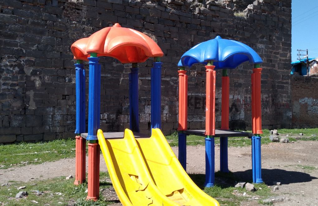 "Sur'daki çocuklar oyun için harabe yapılara mecbur bırakılıyor"