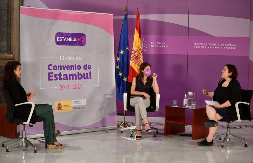 İspanya Eşitlik Bakanı, “İstanbul Sözleşmesi Bizim” maskesi taktı