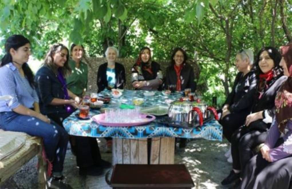 Meclîsa Jinan a HDPê li Agiriyê serdana jinên koçer kiriye