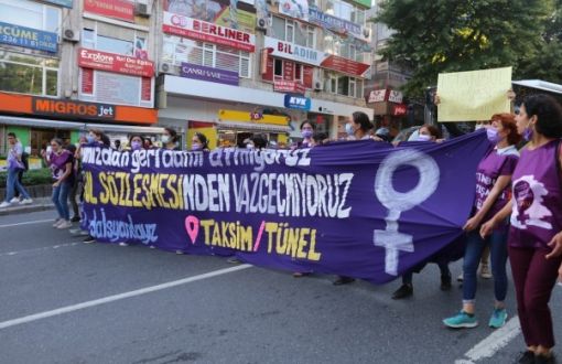 İstanbul Convention protests: Women close İstanbul's Barbaros Boulevard