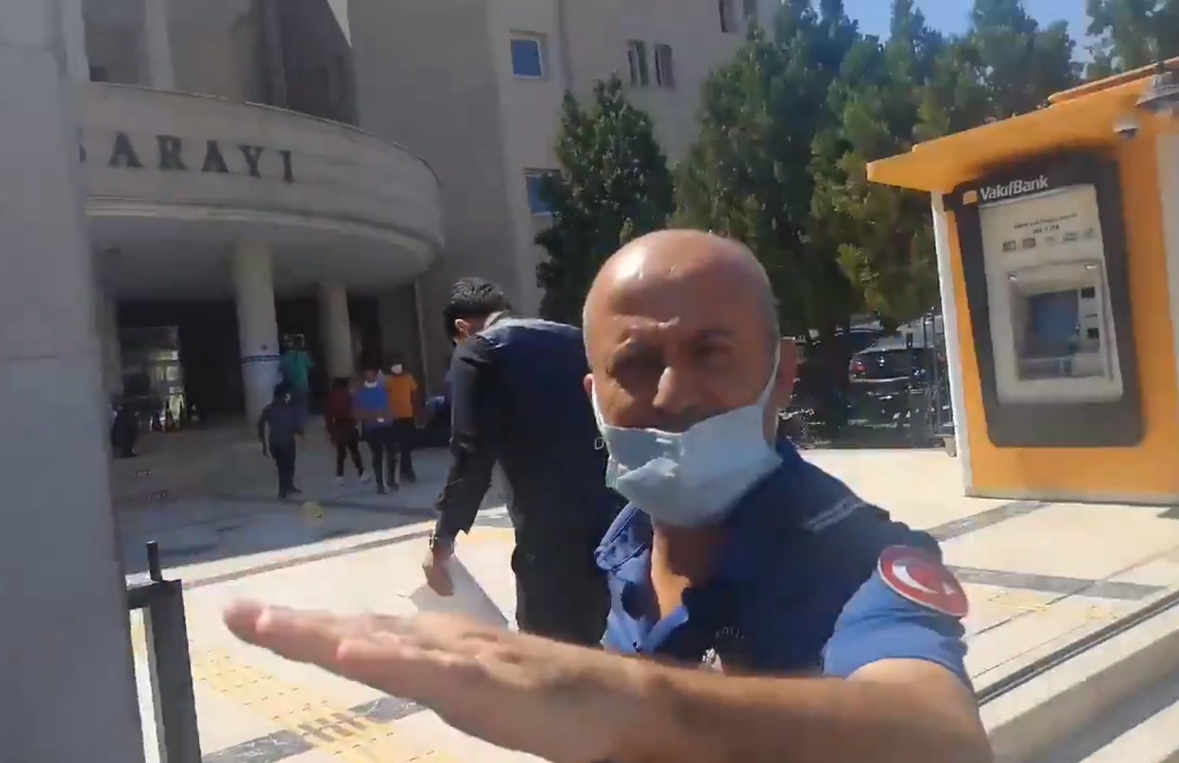 Şenyaşar ailesini takip eden gazeteciye polisten tehdit