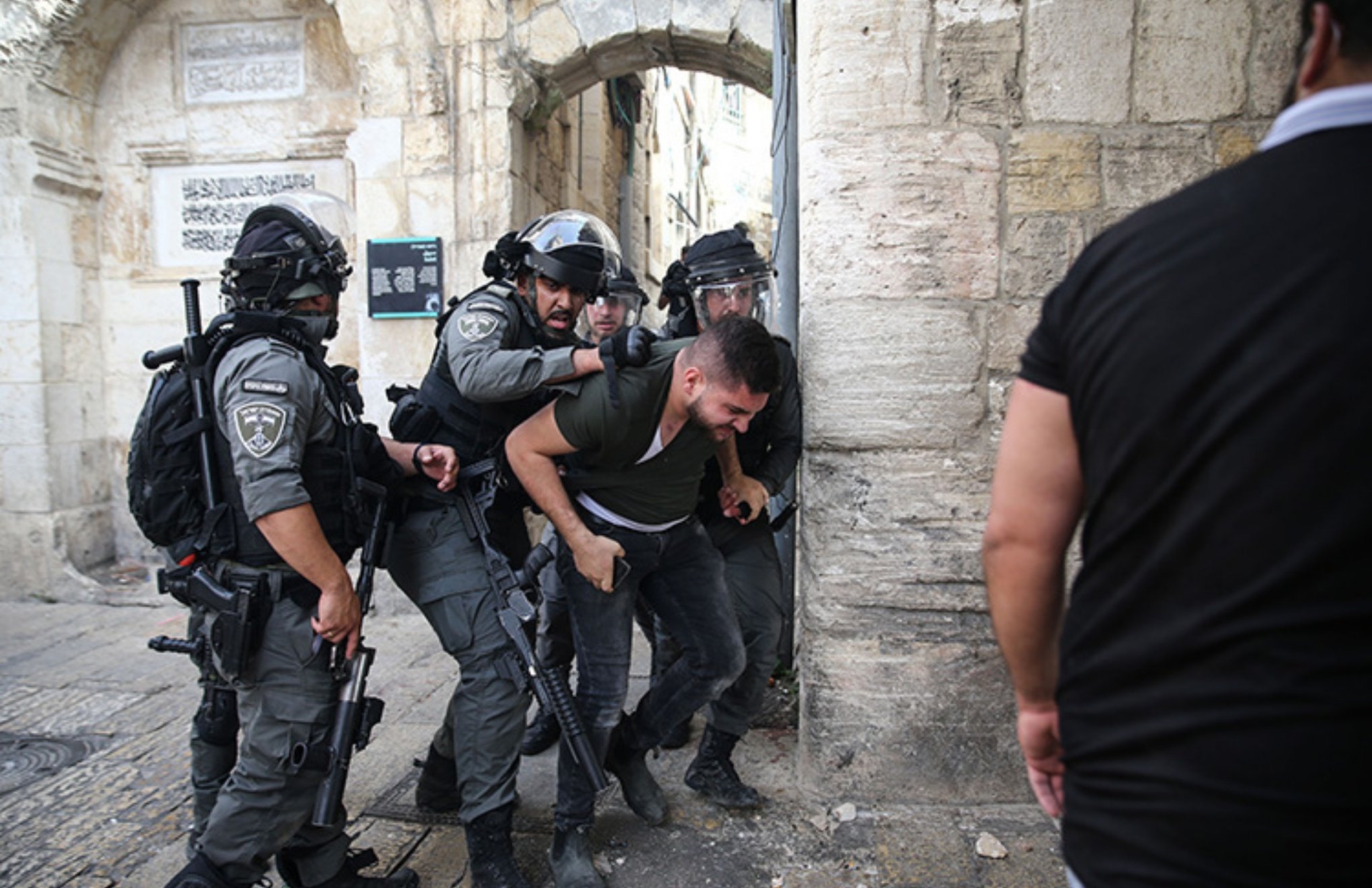 İsrail polisi Filistinlilere ayrımcı ve orantısız güç kullanıyor