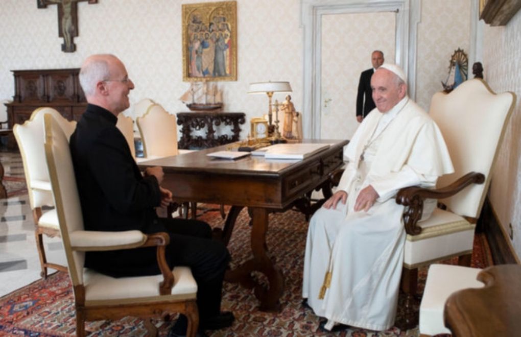 Papa'dan, LGBTİ+ Katoliklerle ilgilenen rahibe övgü