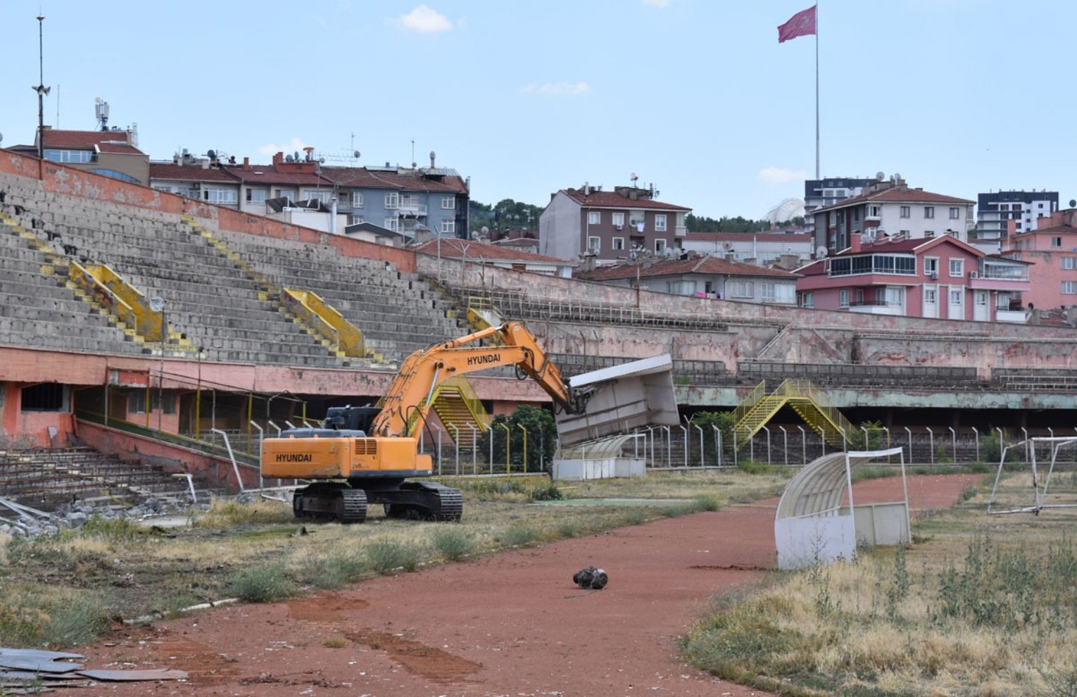 Millet Bahçesi yapılmak istenen Cebeci Stadı’nda yıkım başladı