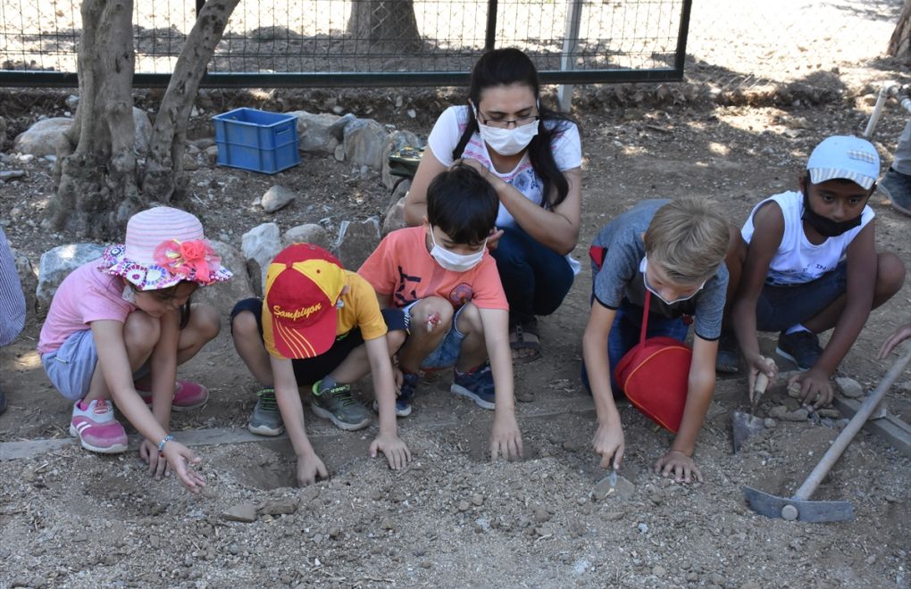 Çocuklar Stratonikeia Antik Kenti'nde temsili kazı yaptı