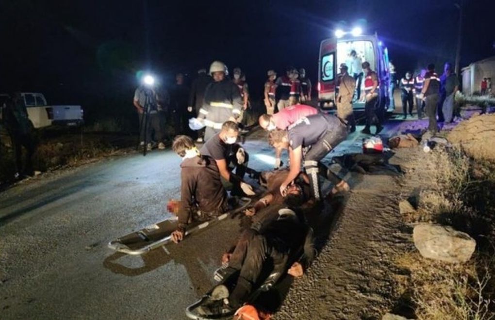 Mültecileri taşıyan minibüs devrildi: Çok sayıda ölü var