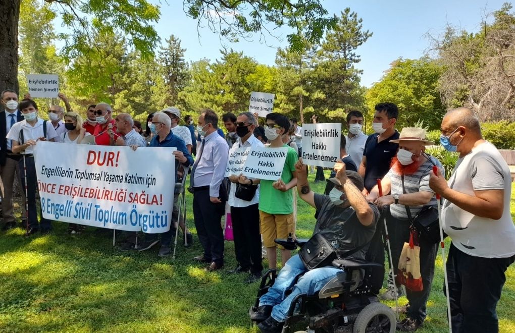Engelliler torba yasa tasarısını Meclis önünde protesto etti