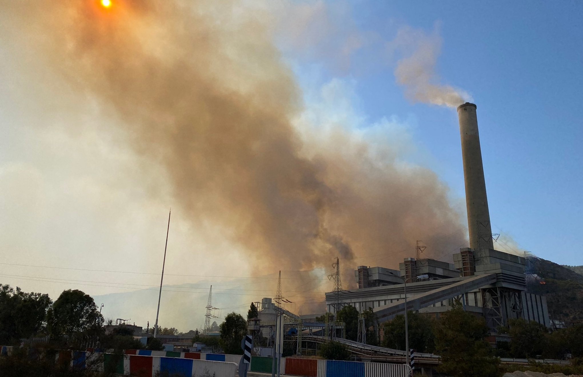 8 günde 183 yangın: Milas’ta alevler termik santrali tehdit ediyor
