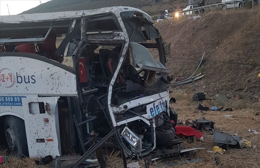 Balıkesir'de yolcu otobüsü devrildi: 15 kişi öldü, 17 kişi yaralandı