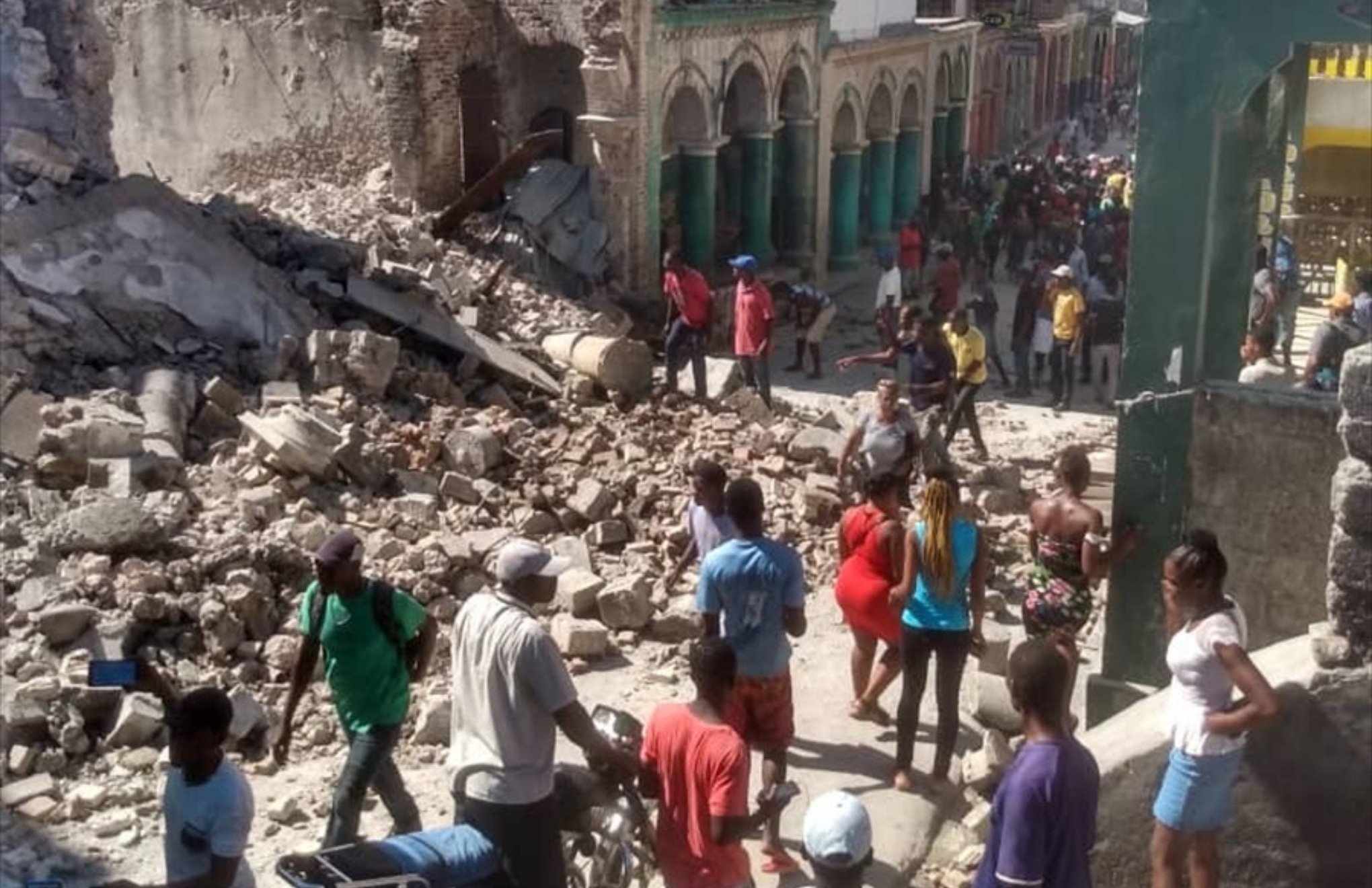 Haiti'de 7,2'lik deprem: 1297 ölü