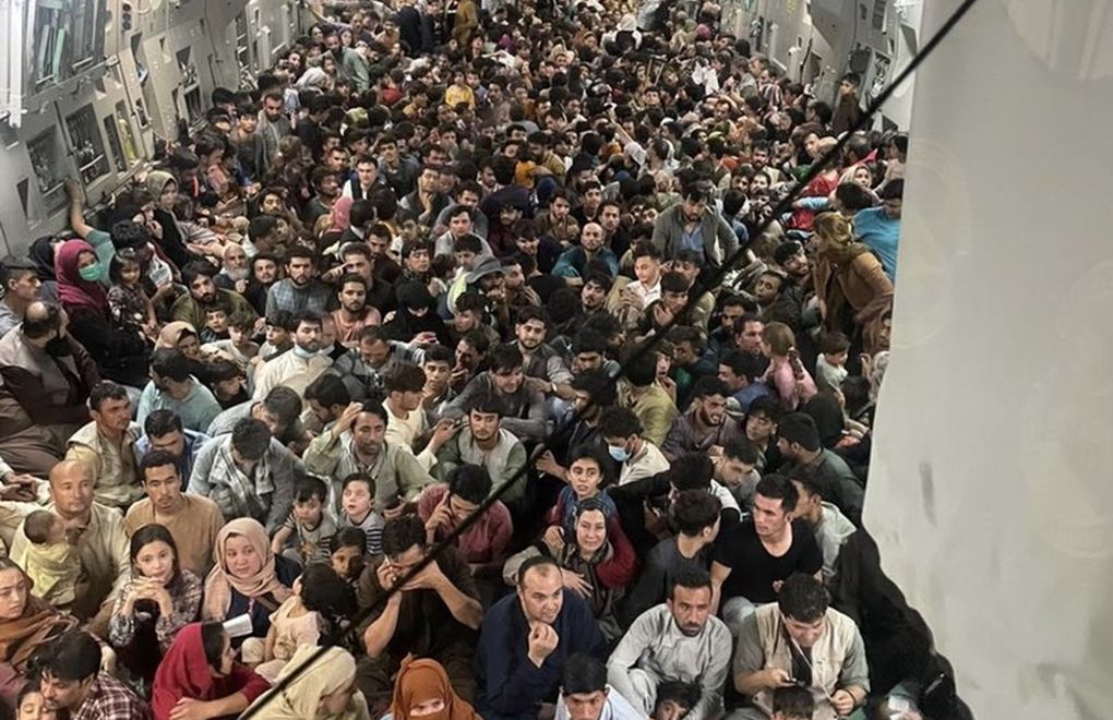 Uçaktaki 640 kişi Katar’a tahliye edildi