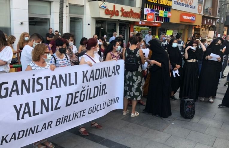 İzmir’de kadınlardan Taliban’a siyah çarşaflı protesto