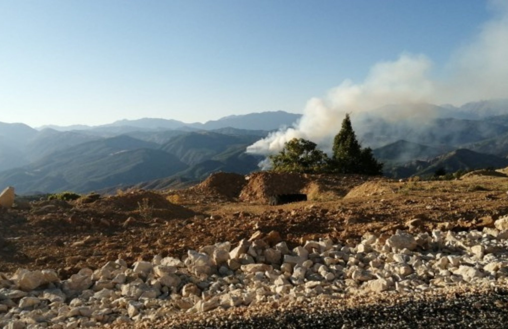 Hozat’ta orman yangına çatışma nedeniyle müdahale edilemiyor
