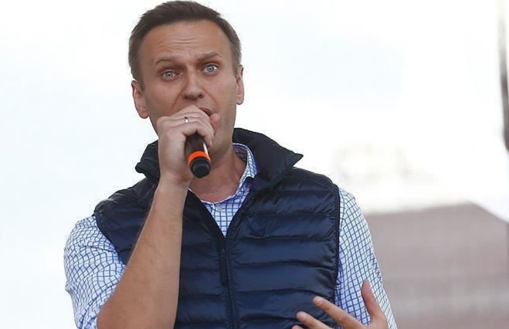 Navalny'ye 8 saat devlet televizyonu izletiyorlar