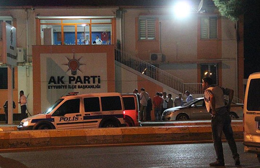 Five given life sentences for 'breaking windows of AKP building'