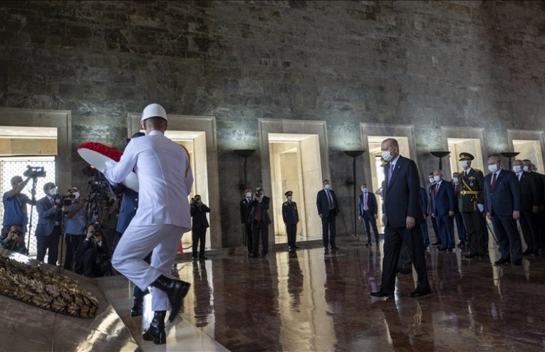 President Erdoğan, opposition leaders visit Atatürk's mausoleum to mark Victory Day