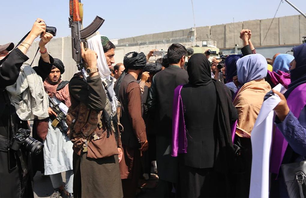 Taliban Kabil'de eylem yapan kadınlara saldırdı