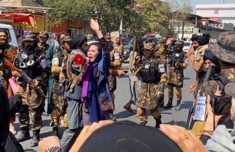 Taliban, kadın eylemine saldırdı