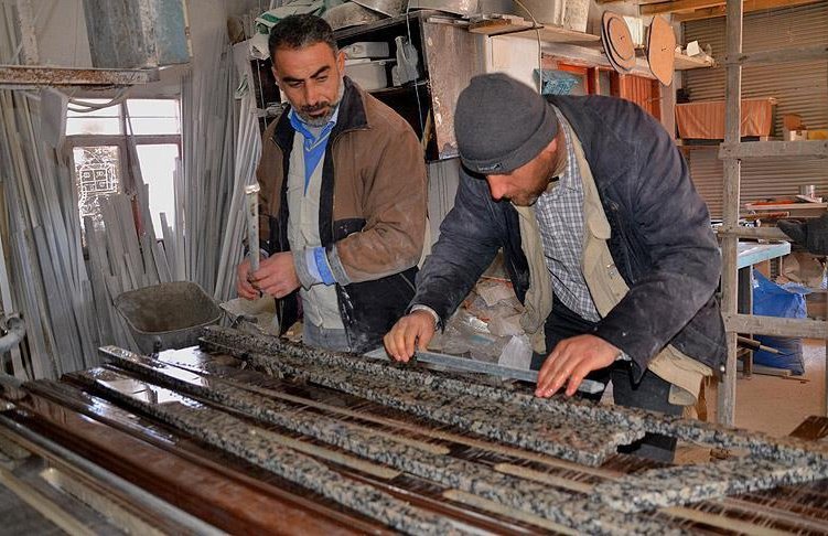 Study: Almost all employed Syrians in Turkey work informally
