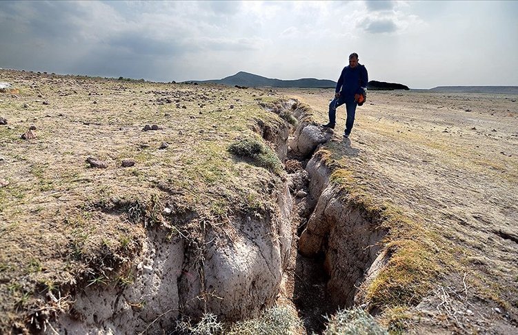 Giant crack in Konya Plain due to decreased groundwater