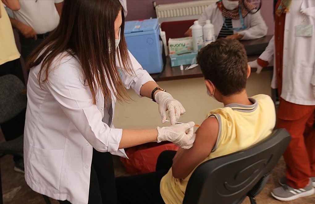 Diyarbakır'da 12 yaş üstü için okullarda COVID aşısı stantları kuruldu
