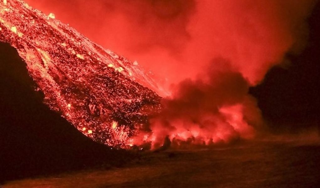 La Palma yanardağı: Lavlar okyanusa ulaştı