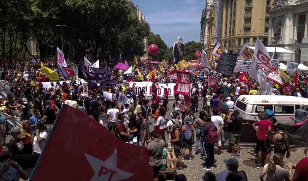 Brezilya'da binlerce kişi Bolsonaro'nun istifasını istedi