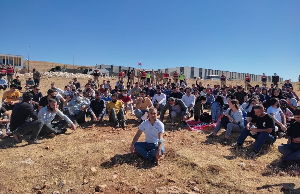 Urfa’da işten çıkarılan 300 işçi fabrika önünde nöbete başladı