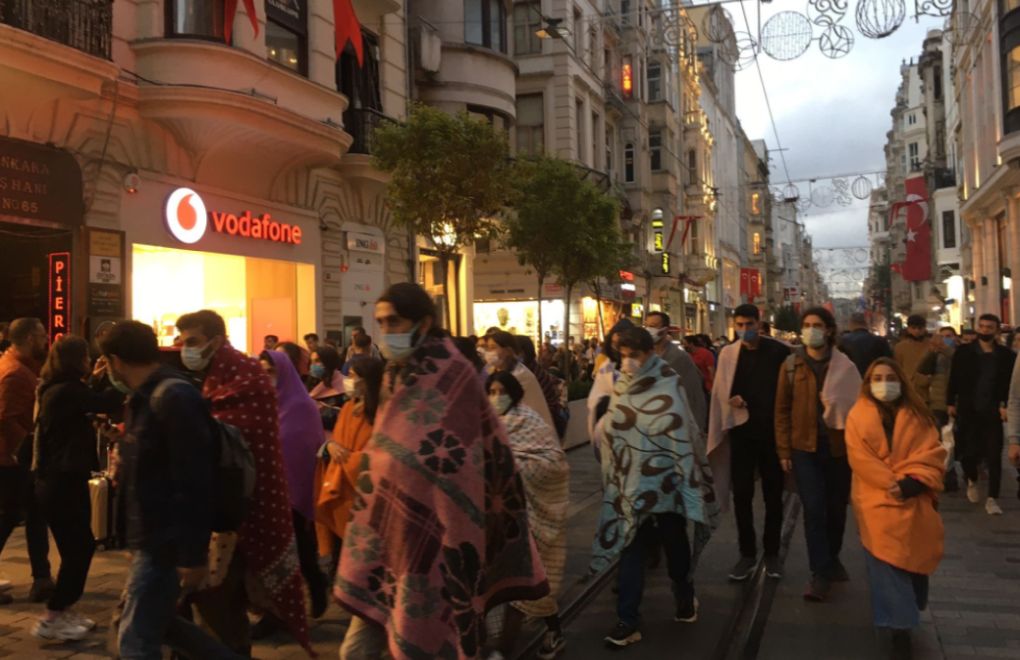 Students walk along İstanbul’s İstiklal Avenue in blankets to protest housing problem 