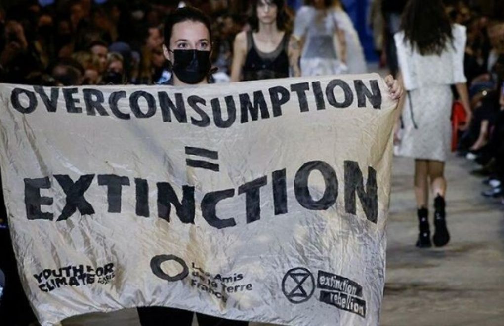 Louis Vuitton defilesinde protesto: "Aşırı tüketim=Yok oluş"