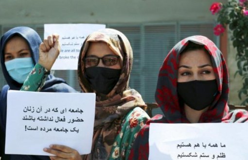Taliban kadınların eylemini takip eden gazetecilere saldırdı