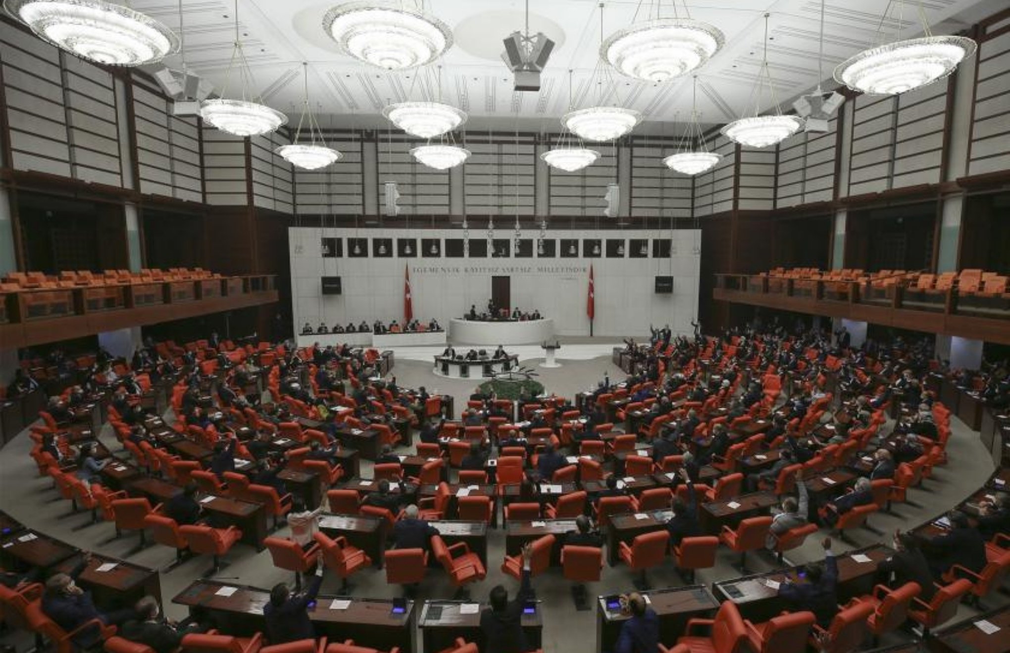 Parlamentoyê tezkereyên Iraq, Sûriye û Libnanê qebûl kirine