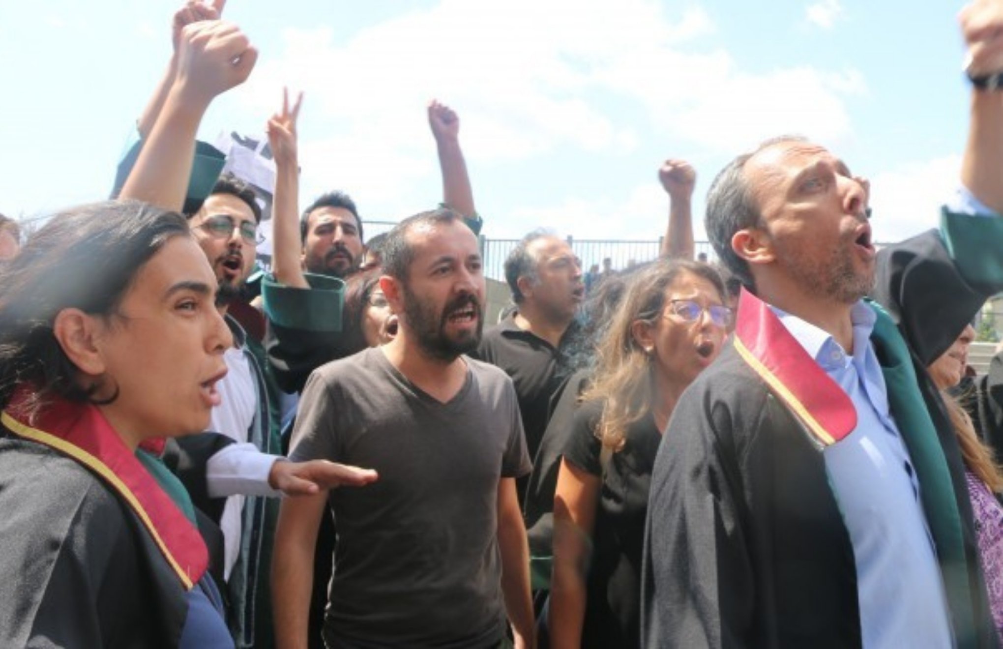 Polislerin şikayetiyle kayyımları protesto eden 9 avukata dava